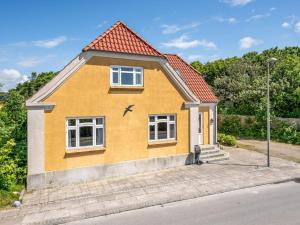 レムヴィーにあるApartment Kajsa - 6km from the sea by Interhomeの赤屋根の黄色い家 +23枚の写真