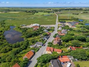 レムヴィーにあるApartment Kajsa - 6km from the sea by Interhomeの道路と川のある村の空中風景