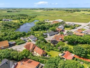 レムヴィーにあるApartment Kajsa - 6km from the sea by Interhomeの川付き住宅地空見