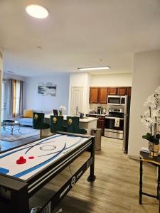 Η κουζίνα ή μικρή κουζίνα στο Frisco Vibes With Pool Gym and Elegant 1BR Apart