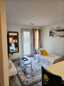 Ένα ή περισσότερα κρεβάτια σε δωμάτιο στο Frisco Vibes With Pool Gym and Elegant 1BR Apart