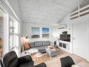 Μια τηλεόραση ή/και κέντρο ψυχαγωγίας στο Apartment Antonelle - from the sea by Interhome