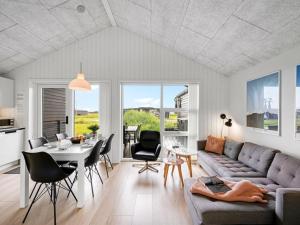Χώρος καθιστικού στο Apartment Antonelle - from the sea by Interhome +10 φωτογραφίες