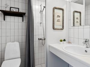 Un baño blanco con inodoro y lavabo. en Apartment Reimer - 10m from the sea by Interhome, en Rudkøbing
