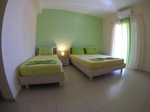 Postel nebo postele na pokoji v ubytování Riviera Rooms