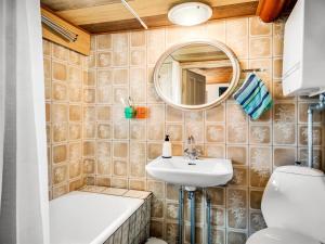 Ένα μπάνιο στο Holiday Home Vili - 100m from the sea by Interhome +22 φωτογραφίες