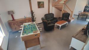 Una vista de una sala de estar con un tablero de ajedrez. en La goutelle, en Neufmanil
