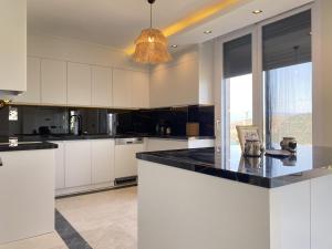 Imagen de la galería de Luxury Villa w Private Pool Panoramic View, en Bogazici