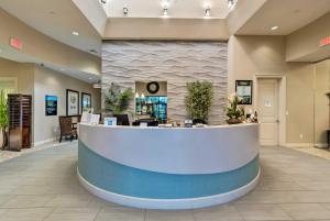 Chic Getaway in Bradenton with Pool Access في Lorraine: لوبي مستشفى مع كونتر استقبال +35 صورة