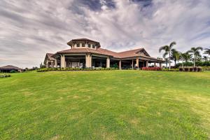 Chic Getaway in Bradenton with Pool Access في Lorraine: منزل كبير أمامه ميدان عشبي كبير