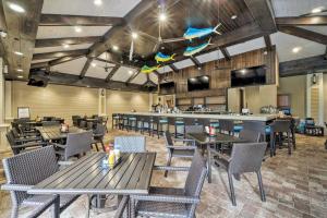 Chic Getaway in Bradenton with Pool Access في Lorraine: مطعم به طاولات وكراسي وبار