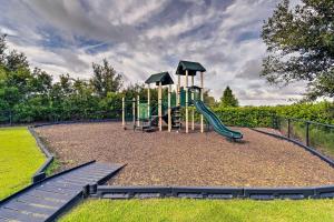 Chic Getaway in Bradenton with Pool Access في Lorraine: ملعب فيه زحليقتين و زحليقة