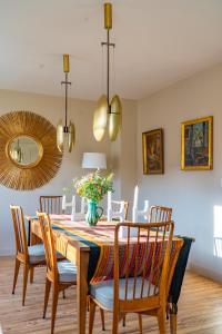 a dining room with a table with chairs and a mirror at Chez Francesca in Bordeaux +9 photos