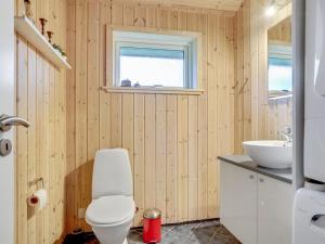 Koupelna v ubytování Holiday Home Elni - 900m from the sea by Interhome