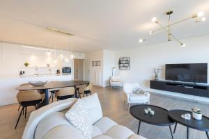 ein Wohnzimmer mit Sofa und Tisch in der Unterkunft Sky Harbour - GAR 58 in Ostende