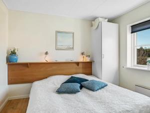 Ένα ή περισσότερα κρεβάτια σε δωμάτιο στο Apartment Dafna - 100m from the sea by Interhome