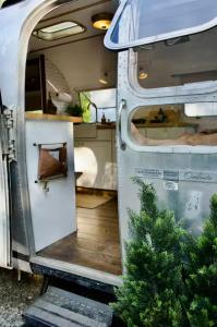 Afbeelding uit fotogalerij van Cozy Airstream Glamping Hammock Fire Pit Vibes in Standish