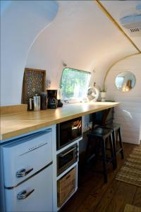 Afbeelding uit fotogalerij van Cozy Airstream Glamping Hammock Fire Pit Vibes in Standish