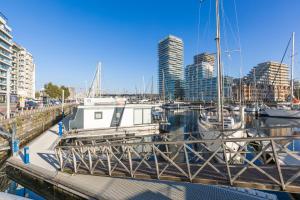 ein Boot, das in einem Yachthafen mit hohen Gebäuden angedockt ist in der Unterkunft Sky Harbour - GAR 58 in Ostende