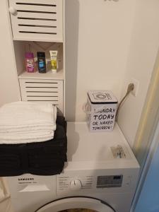una lavadora con una caja encima en Studio Joasi, en Elbląg