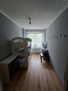 Una pequeña habitación con una litera y una ventana. en Studio Joasi, en Elbląg