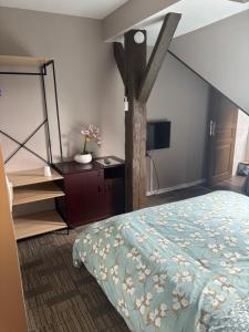 a bedroom with a bed and a tree at Kalon - La Bonne Étoile in Kogenheim +2 photos