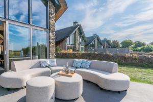 un salon avec deux canapés et une table dans l'établissement Buytenplaats Villa 187, à De Koog