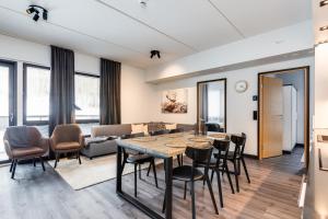een woonkamer met een tafel en stoelen bij Levi Cranberry C 13 ski-in ski-out Visit Levi in Levi