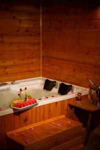 ArnavutköyにあるNavy Innのバスタブ(フルーツトレイ付)