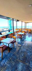 Εστιατόριο ή άλλο μέρος για φαγητό στο KayaRoYal Hotel Rooftop Unlimited Tea and Coffees At The Terrace Restaurant