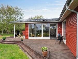 Aed väljaspool majutusasutust Holiday Home Rayla - 150m from the sea by Interhome