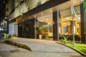 a large building with a large building with at Hotel Açores Premium- 5 minutos do Moinhos de Vento in Porto Alegre