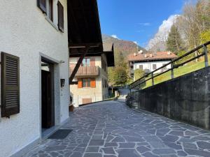 een geplaveide straat naast een gebouw bij Rifugio romantico per due in Pinzolo