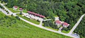 an aerial view of a house with a road leading to it at Complexe Le 60 in Piedmont