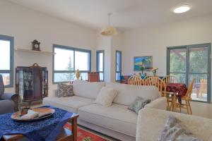 Χώρος καθιστικού στο אלגריה - ווילה מהממת עם 4 חדרי שינה ונוף משגע בכמון +32 φωτογραφίες