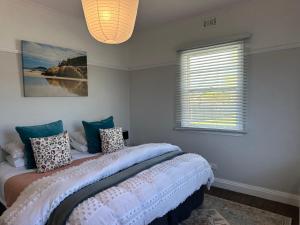 Ένα ή περισσότερα κρεβάτια σε δωμάτιο στο Daisy Cottage on Duke 2BR