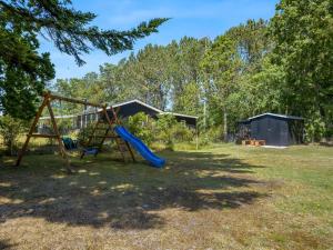 einen Spielplatz mit Schaukel im Hof in der Unterkunft Holiday Home Marise - from the sea by Interhome in Hals
