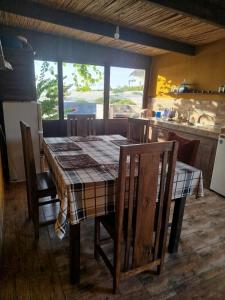 eine Küche mit einem Tisch und einigen Stühlen und eine Küche mit einem Fenster in der Unterkunft Villa meuble a louer Anakao in Anakao