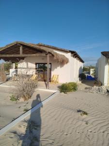 ein Schatten einer Person, die vor einem Haus steht in der Unterkunft Villa meuble a louer Anakao in Anakao