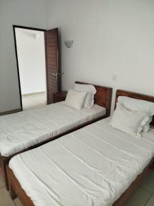 zwei Betten nebeneinander in einem Zimmer in der Unterkunft Villa meuble a louer Anakao in Anakao