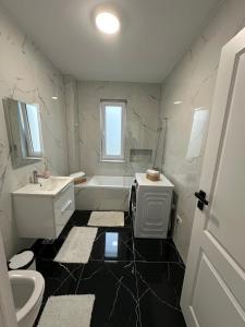 Ένα μπάνιο στο Apartament Calea Bucovinei