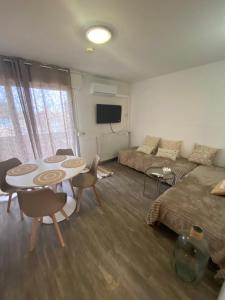 Μια τηλεόραση ή/και κέντρο ψυχαγωγίας στο Le Santorin T2 climatisé parking piscine