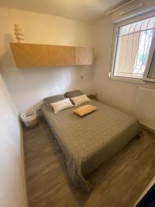 Ένα ή περισσότερα κρεβάτια σε δωμάτιο στο Le Santorin T2 climatisé parking piscine +23 φωτογραφίες