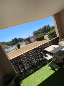 Μπαλκόνι ή βεράντα στο Le Santorin T2 climatisé parking piscine