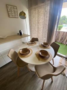 Χώρος καθιστικού στο Le Santorin T2 climatisé parking piscine