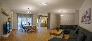 Μια τηλεόραση ή/και κέντρο ψυχαγωγίας στο Relax Home Meteora