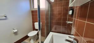 Un baño con inodoro, lavabo y ducha. en 2BR 1BATH FLAT - by FCLROOM in CAMPERDOWN SYDNEY, en Sídney