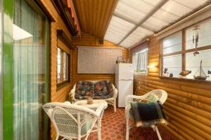 Elle comprend un petit salon doté d'un canapé et d'un réfrigérateur. dans l'établissement Haus am See, à Gedern