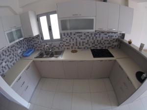 Kuchyň nebo kuchyňský kout v ubytování Riviera Rooms