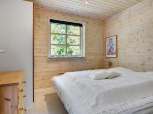 Un dormitorio con una cama blanca y una ventana. en Holiday Home Tian - from the sea by Interhome, en Hadsund 15 fotos más